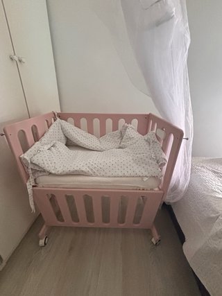 Cuna colecho rosa + colchón+ protector + sabanas
