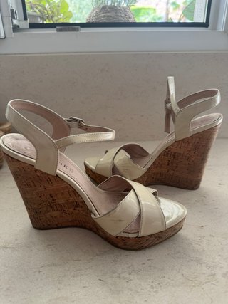 Sandalias cuña tacón beige