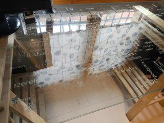 Mesa cristal Ikea con caballetes madera