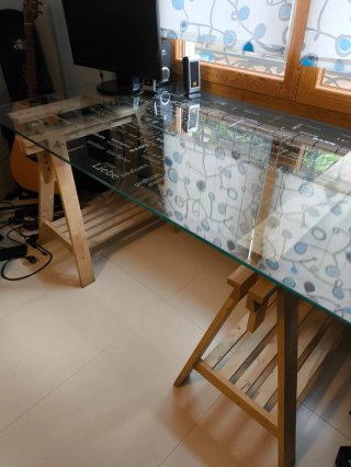 Mesa cristal Ikea con caballetes madera