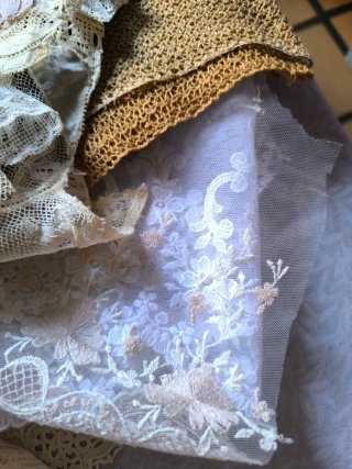 Lotes de encajes beige y blanco y negro y dorado