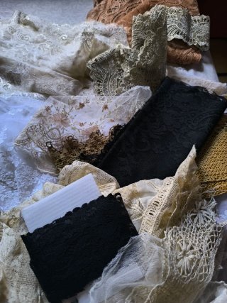 Lotes de encajes beige y blanco y negro y dorado