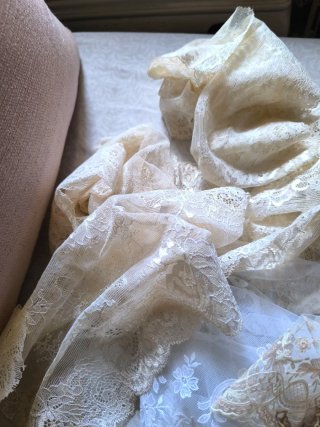 Lotes de encajes beige y blanco y negro y dorado