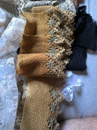 Lotes de encajes beige y blanco y negro y dorado