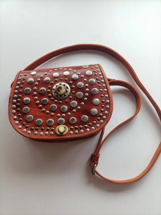 Bolso bandolera cuero tachuelas