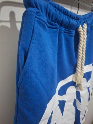 Bermudas azules con logo blanco