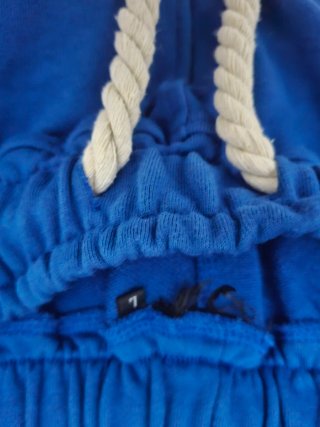 Bermudas azules con logo blanco