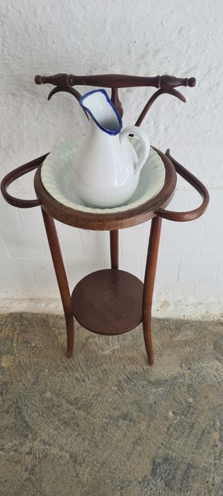 Aguamanil de madera con palangana y jarra