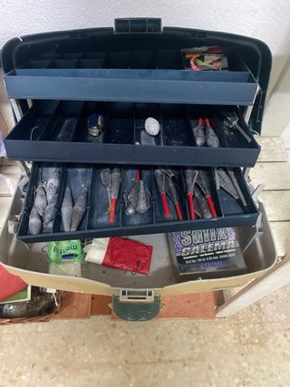 Caja de pesca con accesorios y plomas para caña