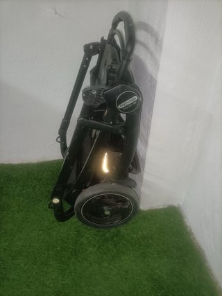 Carro de bebé rosa y negro