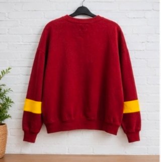 Sudadera burdeos con detalles amarillos