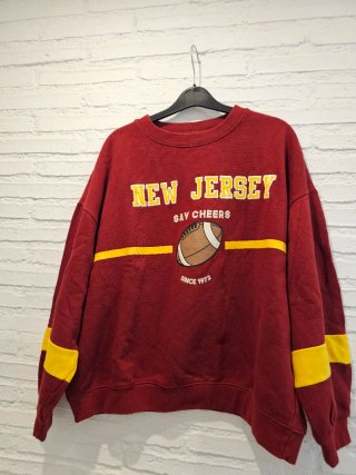Sudadera burdeos con detalles amarillos
