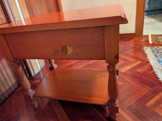 Mesita de noche de madera de pino macizo con cajón