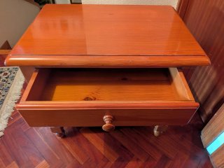 Mesita de noche de madera de pino macizo con cajón