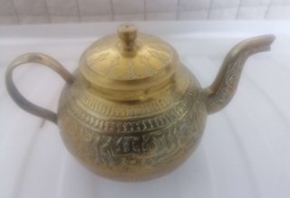 Tetera de latón decorada