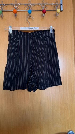 Pantalones cortos negros de rayas