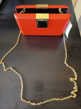 Bolso clutch rojo con detalle cristal artificial