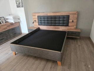 Cama y mesitas cabecero negro y madera