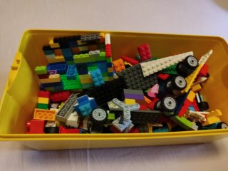 Caja LEGO con piezas para construir