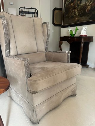 Sillón orejero ante con mármol