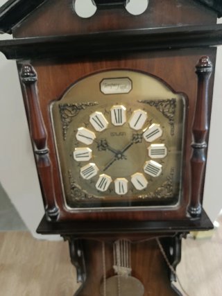 Reloj de pared antiguo de madera