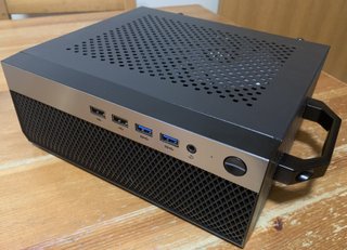 Mini PC Desktop Preto e Branco