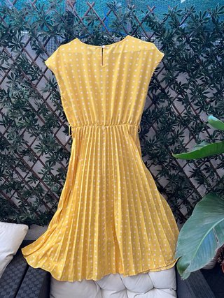 Vestido amarillo con lunares blancos