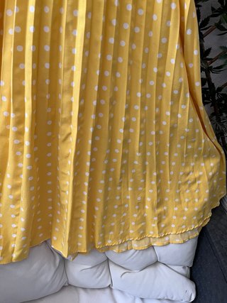 Vestido amarillo con lunares blancos