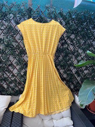 Vestido amarillo con lunares blancos