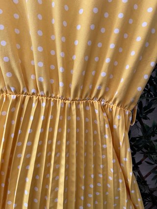 Vestido amarillo con lunares blancos