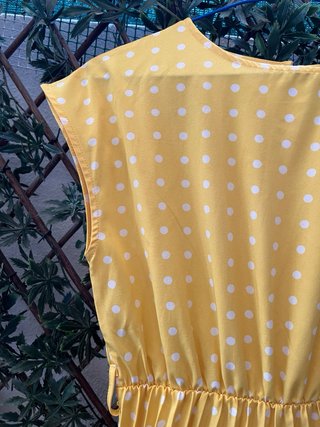 Vestido amarillo con lunares blancos