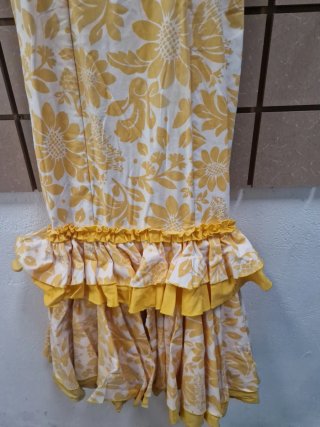 Traje de flamenca amarillo y blanco