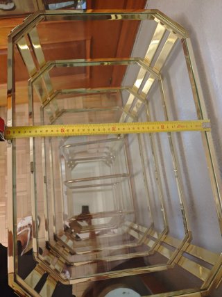 Estantería Dorada Cristal.Tiene ruedas para mover.