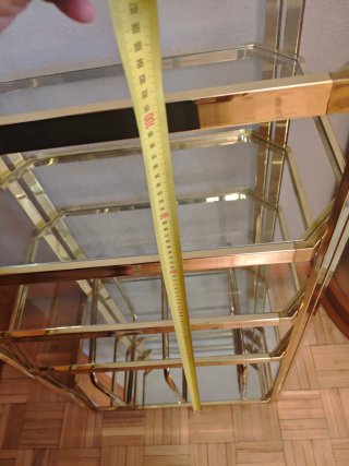 Estantería Dorada Cristal.Tiene ruedas para mover.