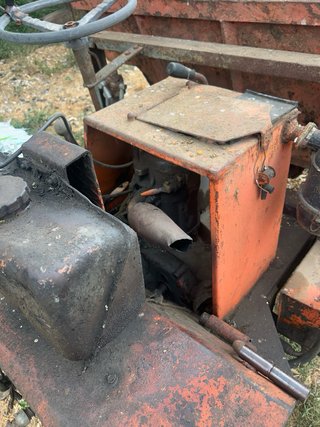 Dumper de obra naranja