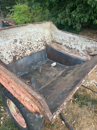 Dumper de obra naranja