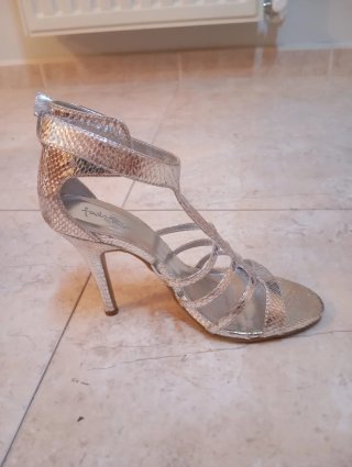 Zapatos de tacón plateados talla 39