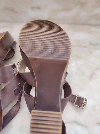 Sandalias de mujer blancas y marrones