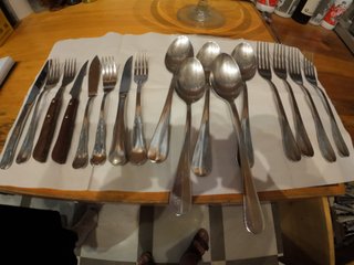 Juego de cubiertos de metal y madera