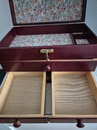 Joyero de madera con asa