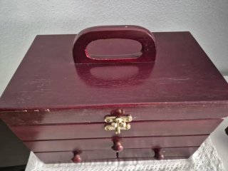 Joyero de madera con asa