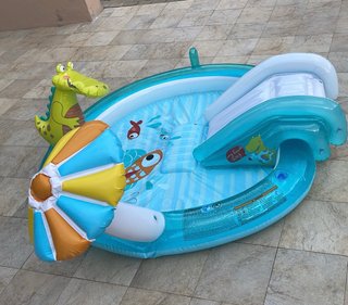 Piscina infantil hinchable con tobogán