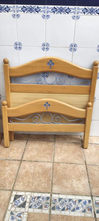 Due letti da 90 cm in legno con ferro battuto