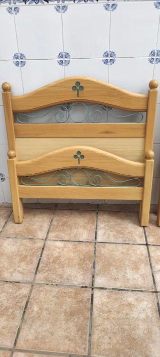 Due letti da 90 cm in legno con ferro battuto