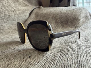Gafas de sol Prada negras y marrones