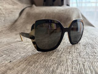 Gafas de sol Prada negras y marrones