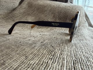 Gafas de sol Prada negras y marrones