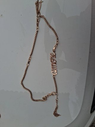 Cinturón dorado con letras amore
