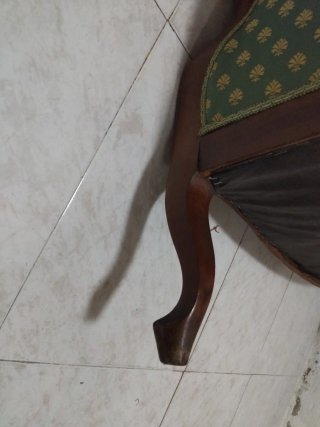 Sofá antiguo de madera y tela
