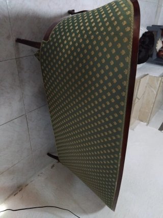 Sofá antiguo de madera y tela